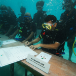 How to Communicate Underwater with Signs and Signals 