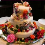 How to Make Use of Edible Flowers in Wedding Cake